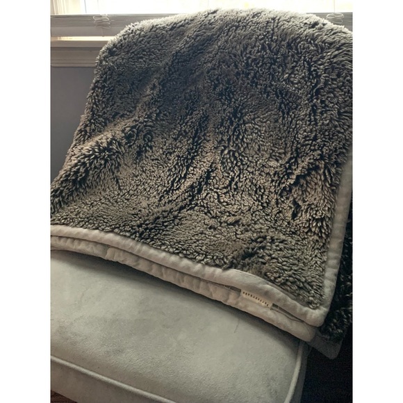 Pottery Barn Bedding Pottery Barn Grey 5 X 60 Faux Fur Blanket
